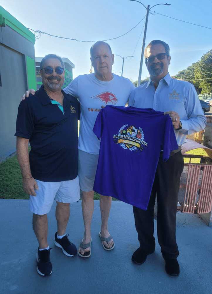 Adolfo Torrech junto al entrenador de Montclair University y el alcalde de Vega Baja, Marcos Cruz.